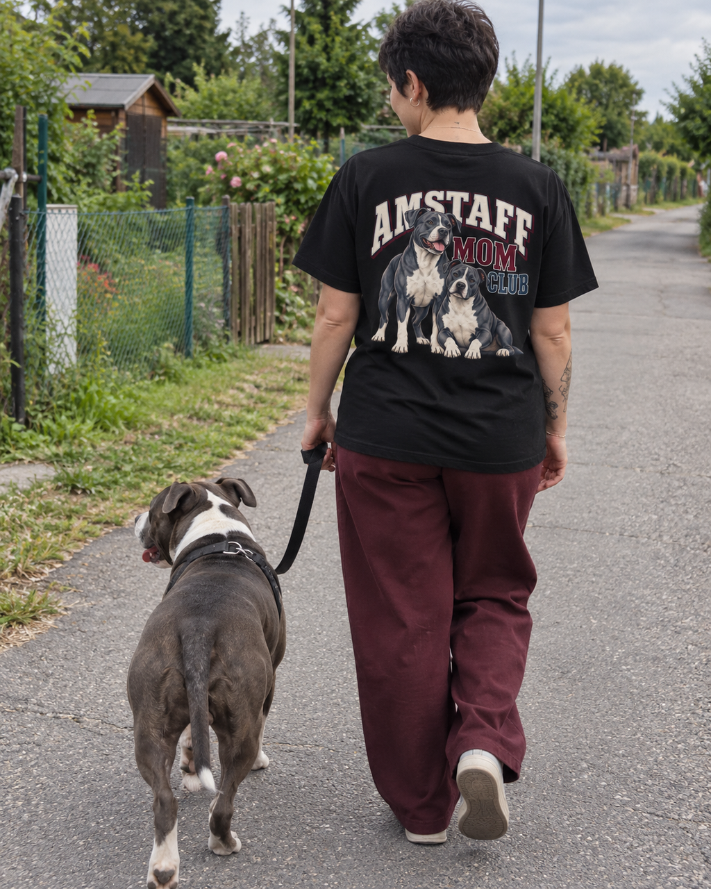 Amstaff Mom Club - T-shirt — photo naturelle avec son chien