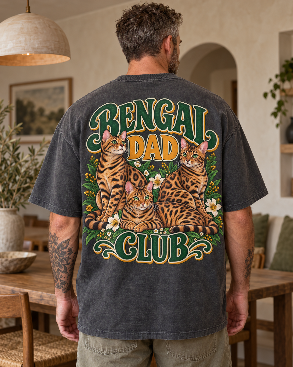MOOD CLUB — bengal dad — t-shirt porté de dos dans un intérieur cosy