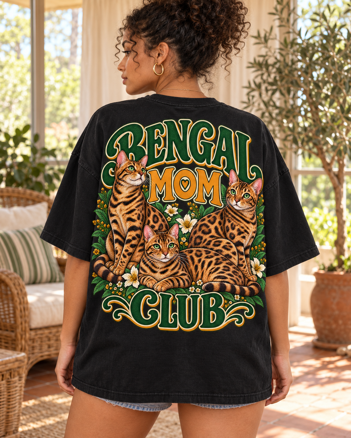 MOOD CLUB — bengal mom — t-shirt porté de dos dans un intérieur cosy