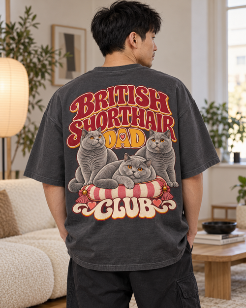 MOOD CLUB — british shorthair dad — t-shirt porté de dos dans un intérieur cosy