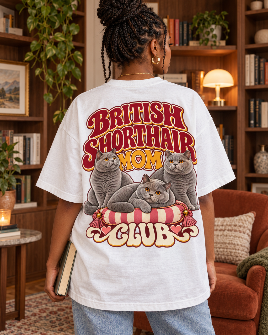 MOOD CLUB — british shorthair mom — t-shirt porté de dos dans un intérieur cosy