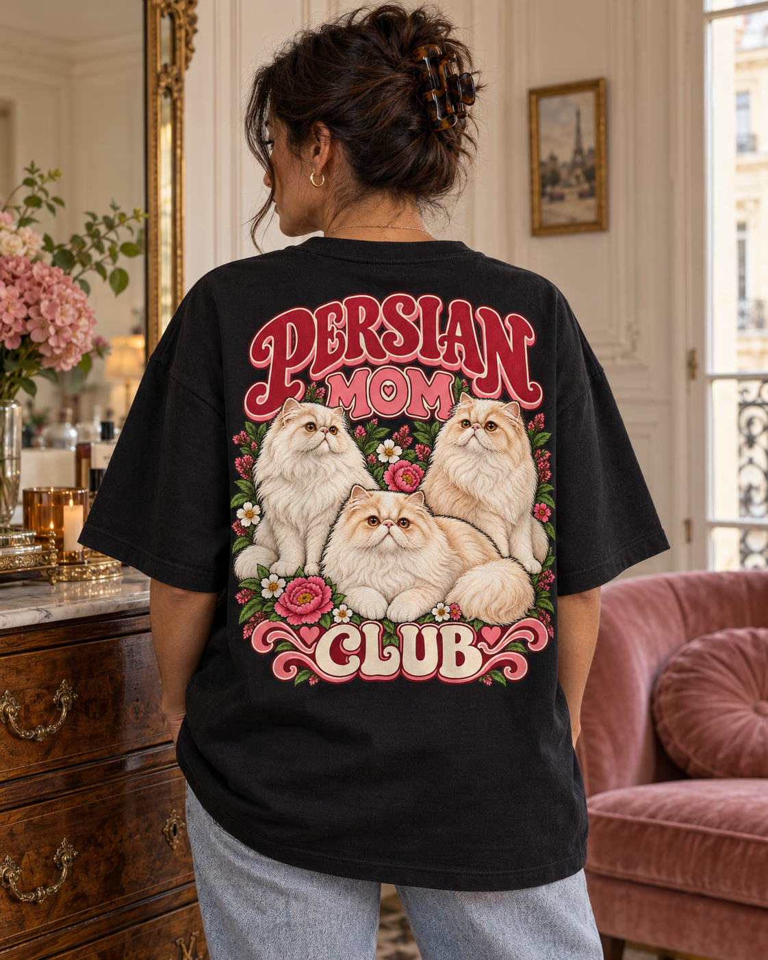 MOOD CLUB — persian mom — t-shirt porté de dos dans un intérieur cosy