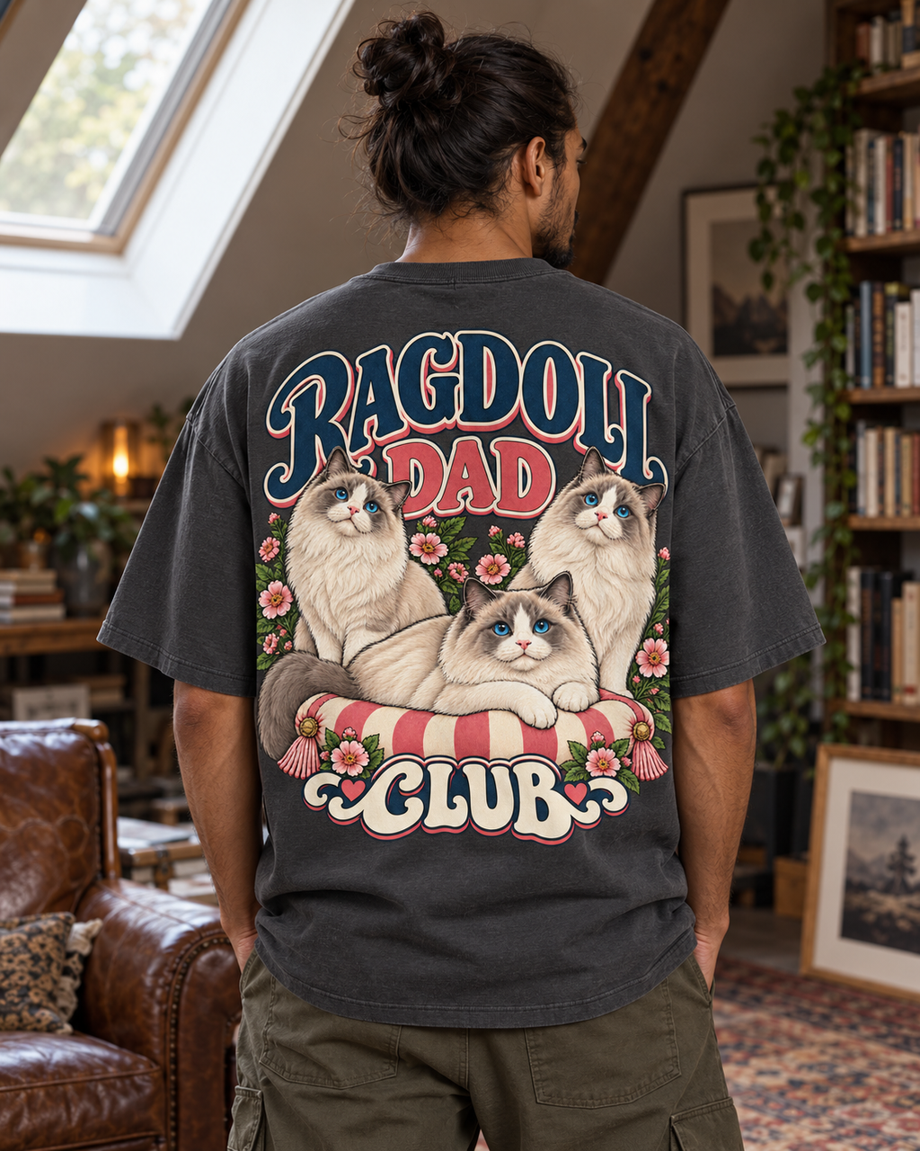 MOOD CLUB — ragdoll dad — t-shirt porté de dos dans un intérieur cosy