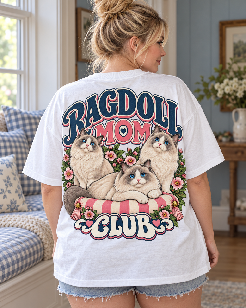 MOOD CLUB — ragdoll mom — t-shirt porté de dos dans un intérieur cosy