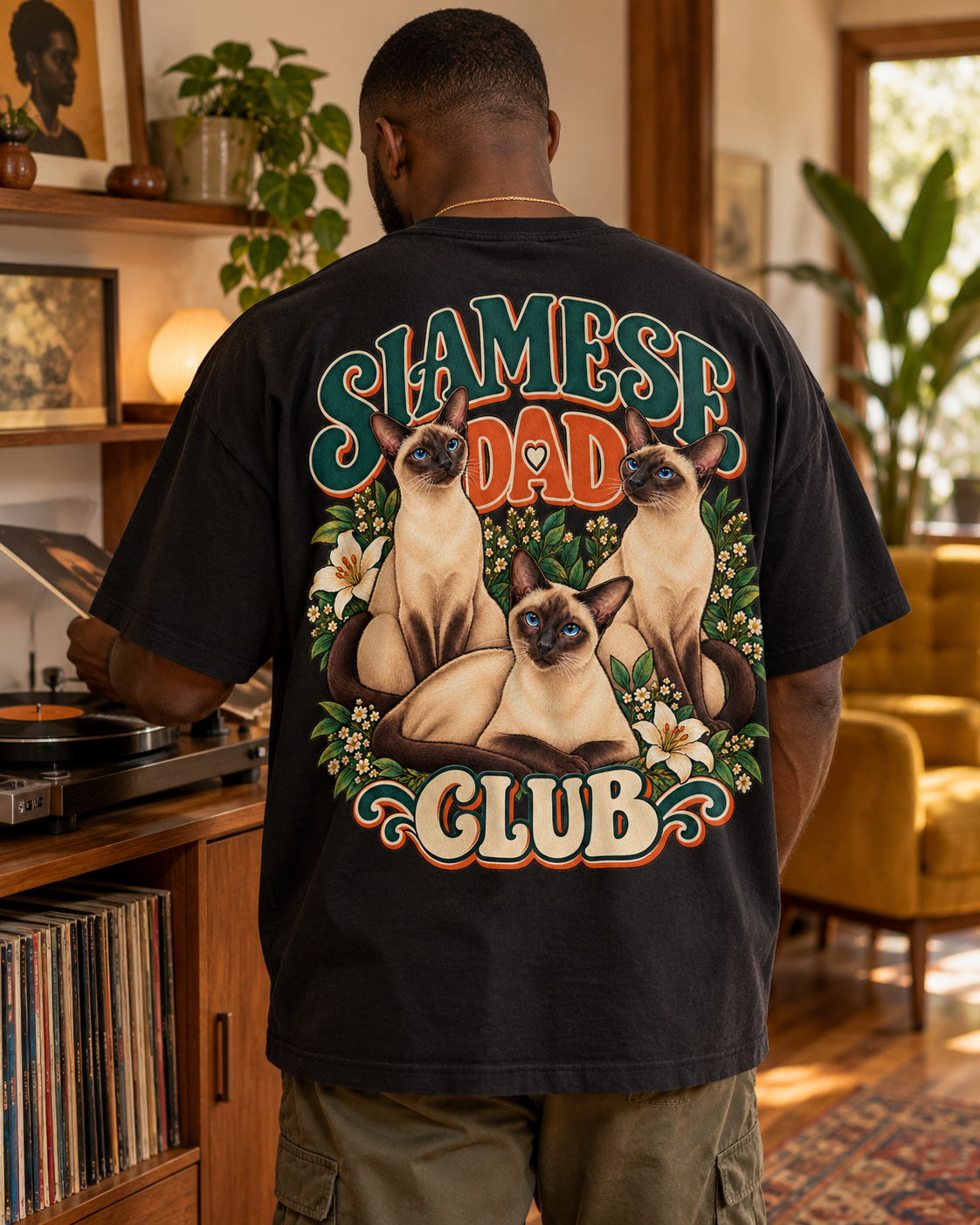 MOOD CLUB — siamese dad — t-shirt porté de dos dans un intérieur cosy