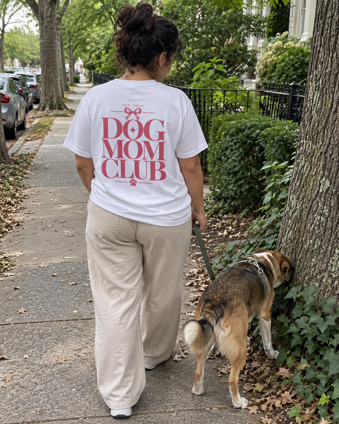 Dog Mom Club - T-shirt — photo naturelle avec son chien