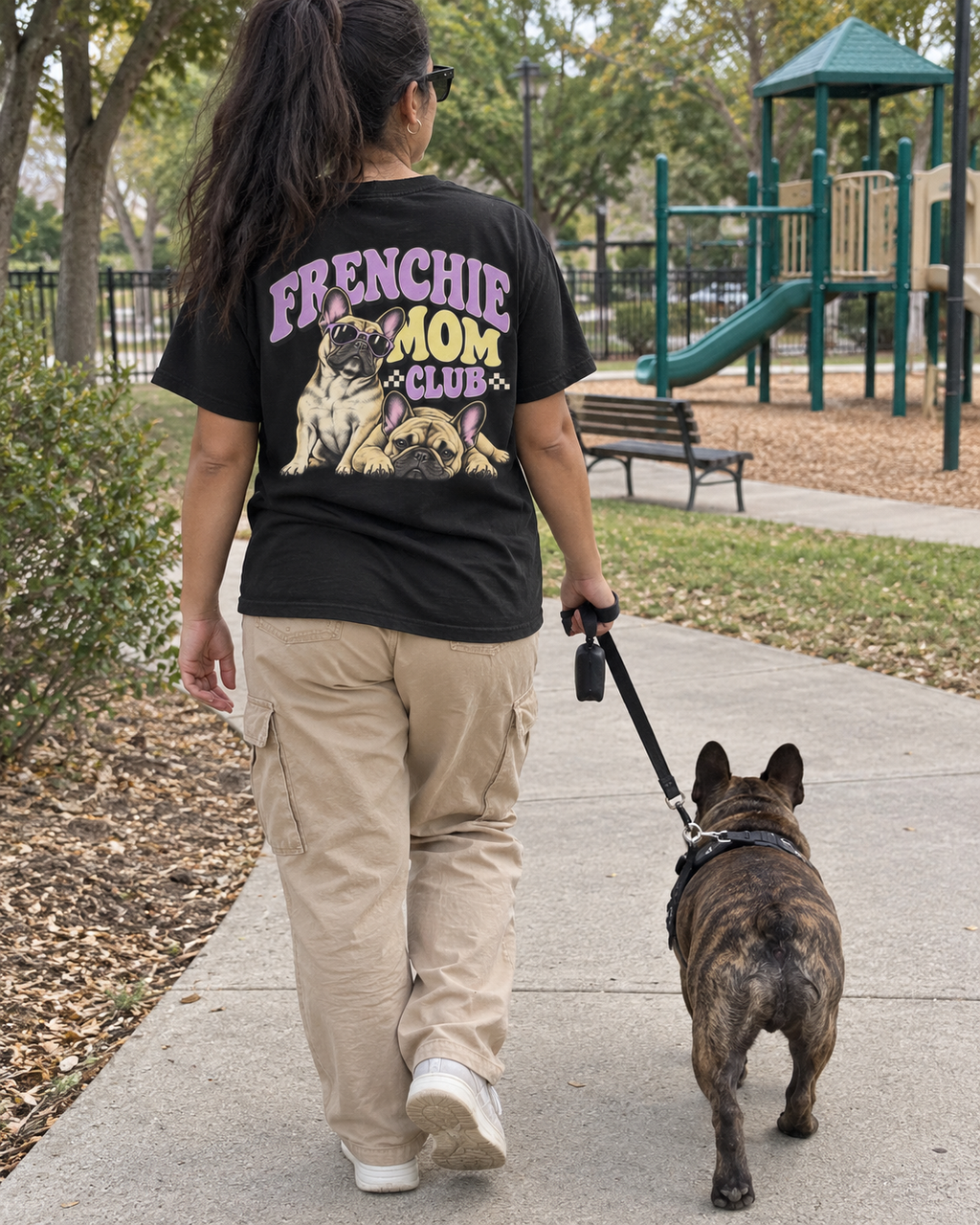 Frenchie Mom Club - T-shirt — photo naturelle avec son chien