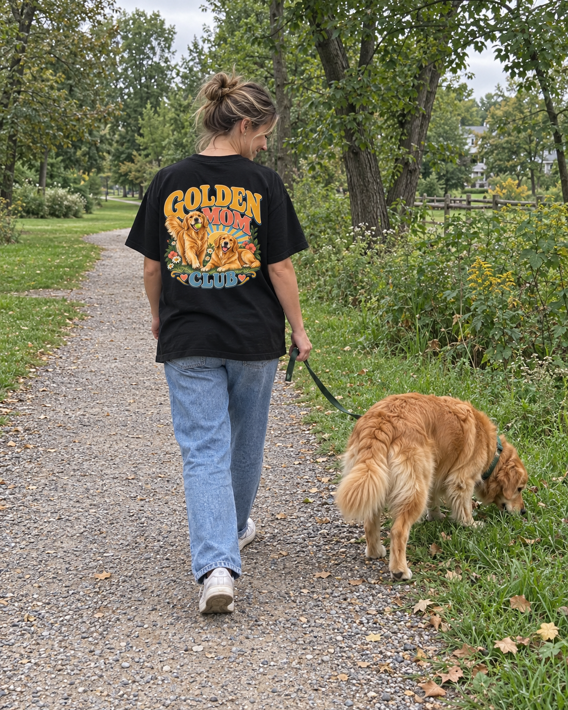Golden Mom Club porté en balade au parc avec un golden retriever