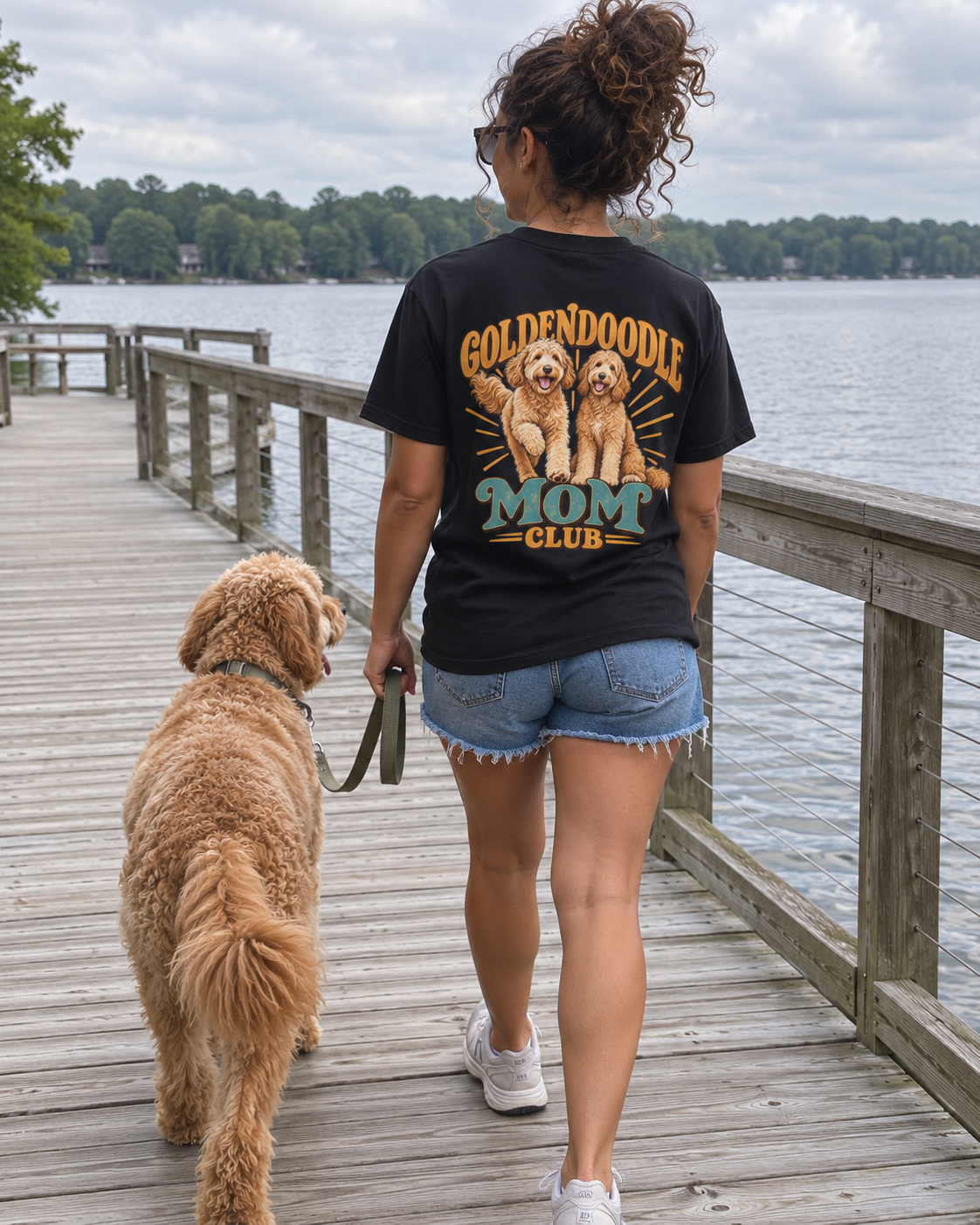 Goldendoodle Mom Club - T-shirt — photo naturelle avec son chien