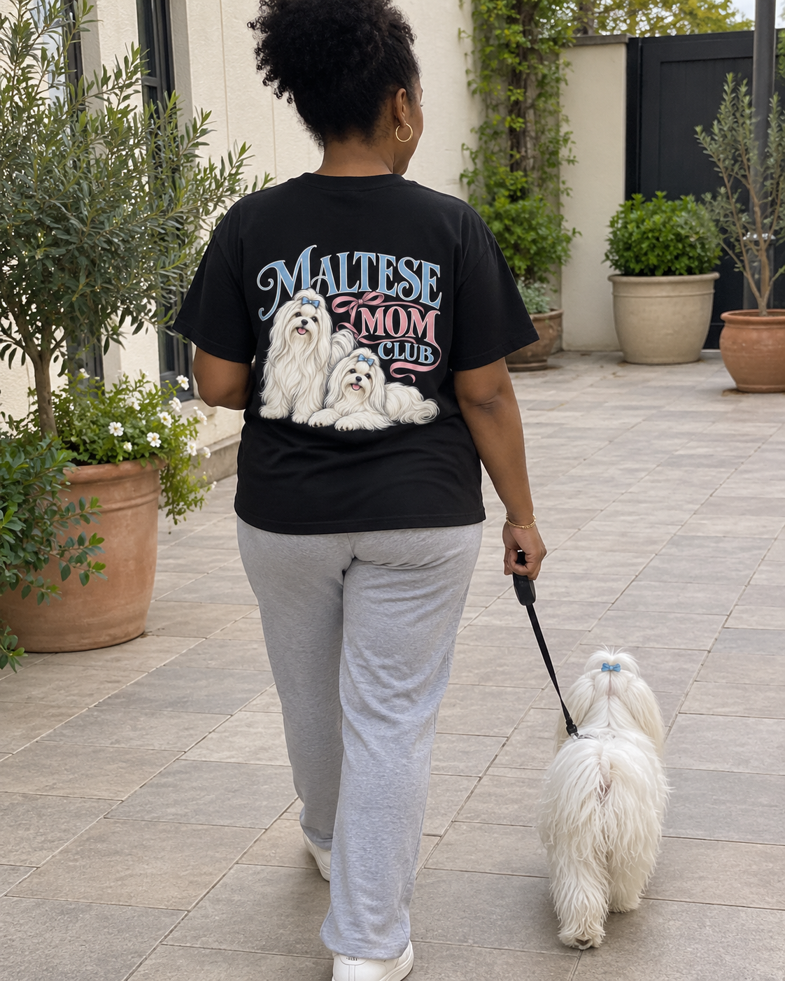 Maltese Mom Club - T-shirt — photo naturelle avec son chien