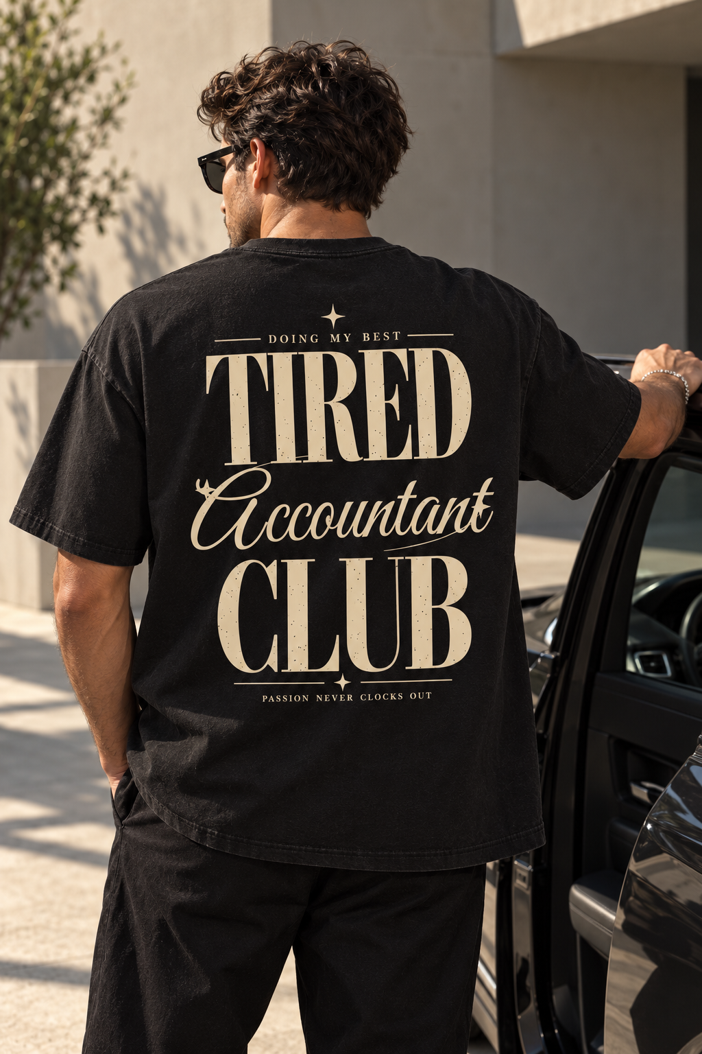 Tired Accountant Club — T-shirt porté de dos