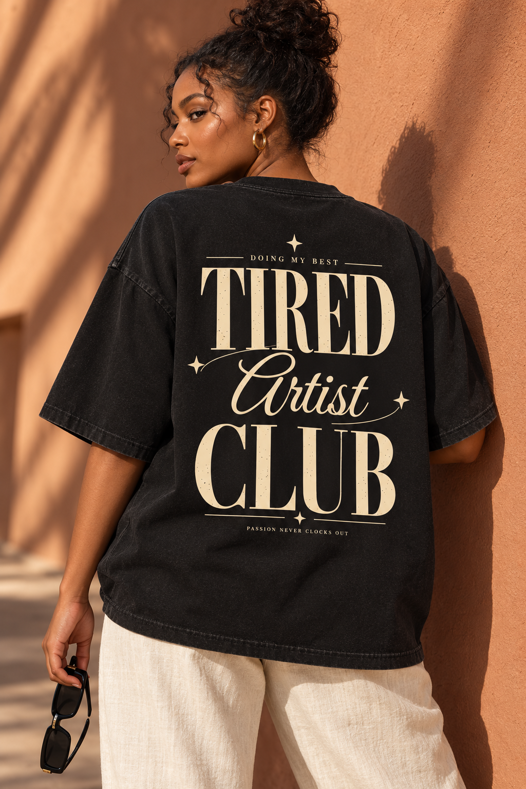 Tired Artist Club — T-shirt porté de dos