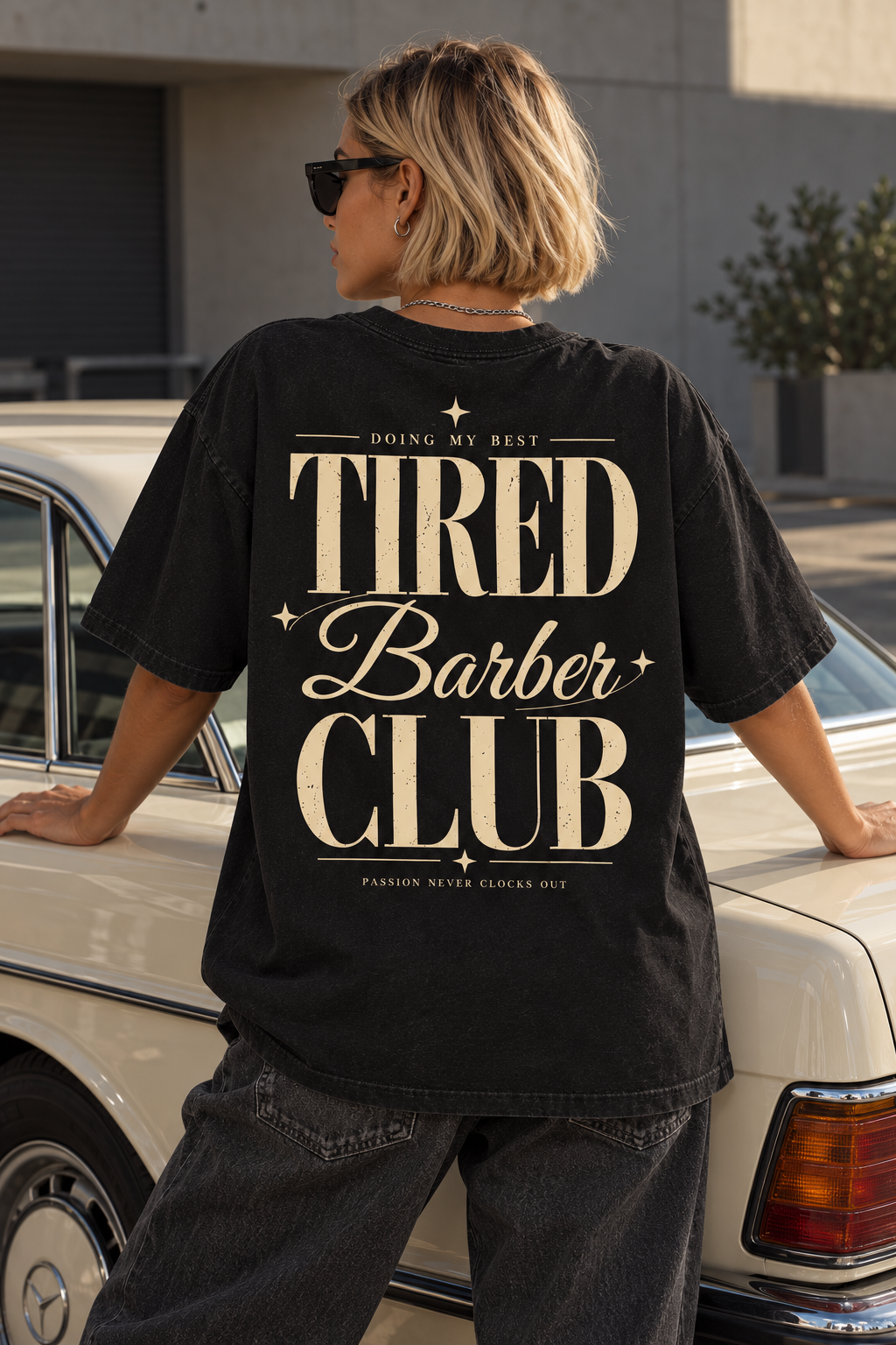 Tired Barber Club — T-shirt porté de dos