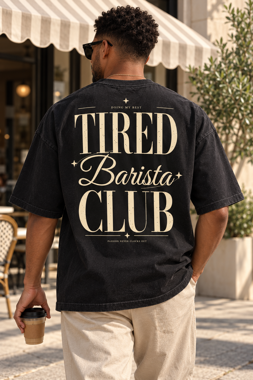 Tired Barista Club — T-shirt porté de dos