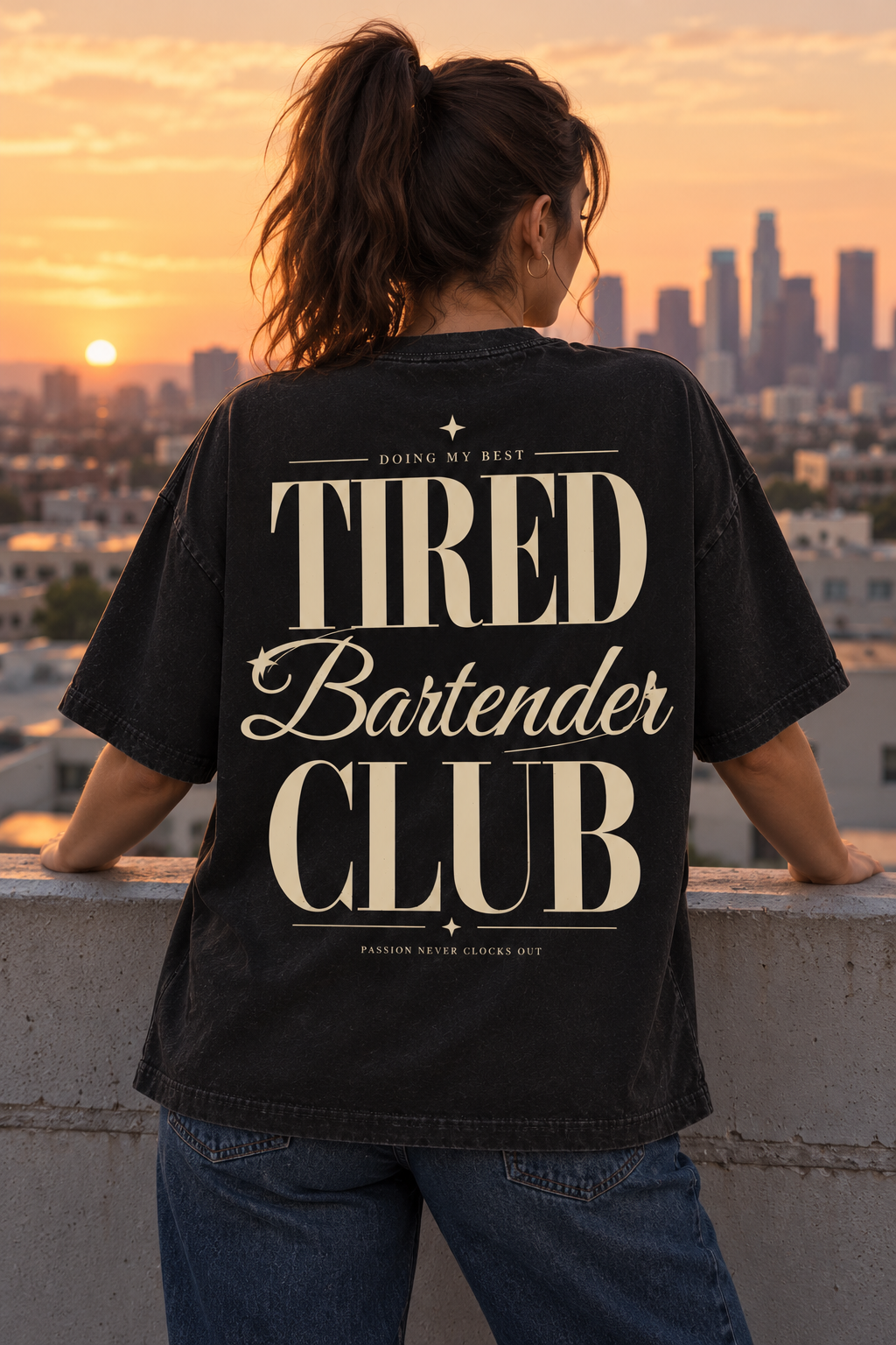 Tired Bartender Club — T-shirt porté de dos