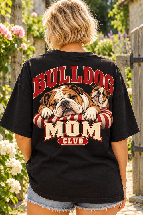 Bulldog Mom Club — T-shirt porté de dos