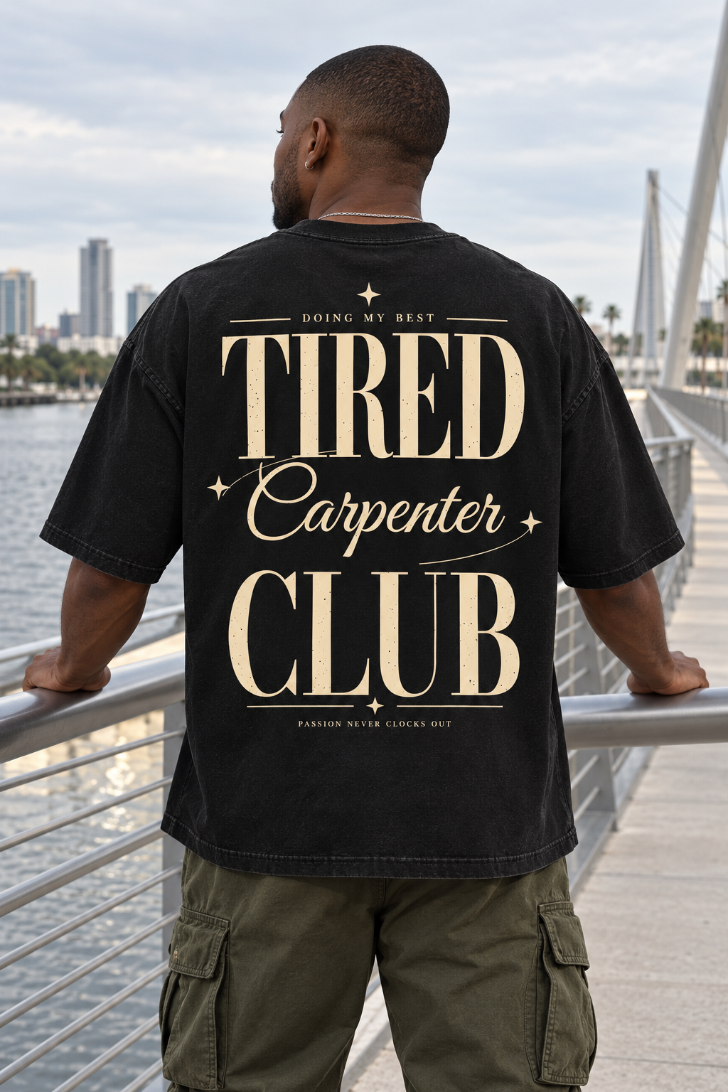 Tired Carpenter Club — T-shirt porté de dos
