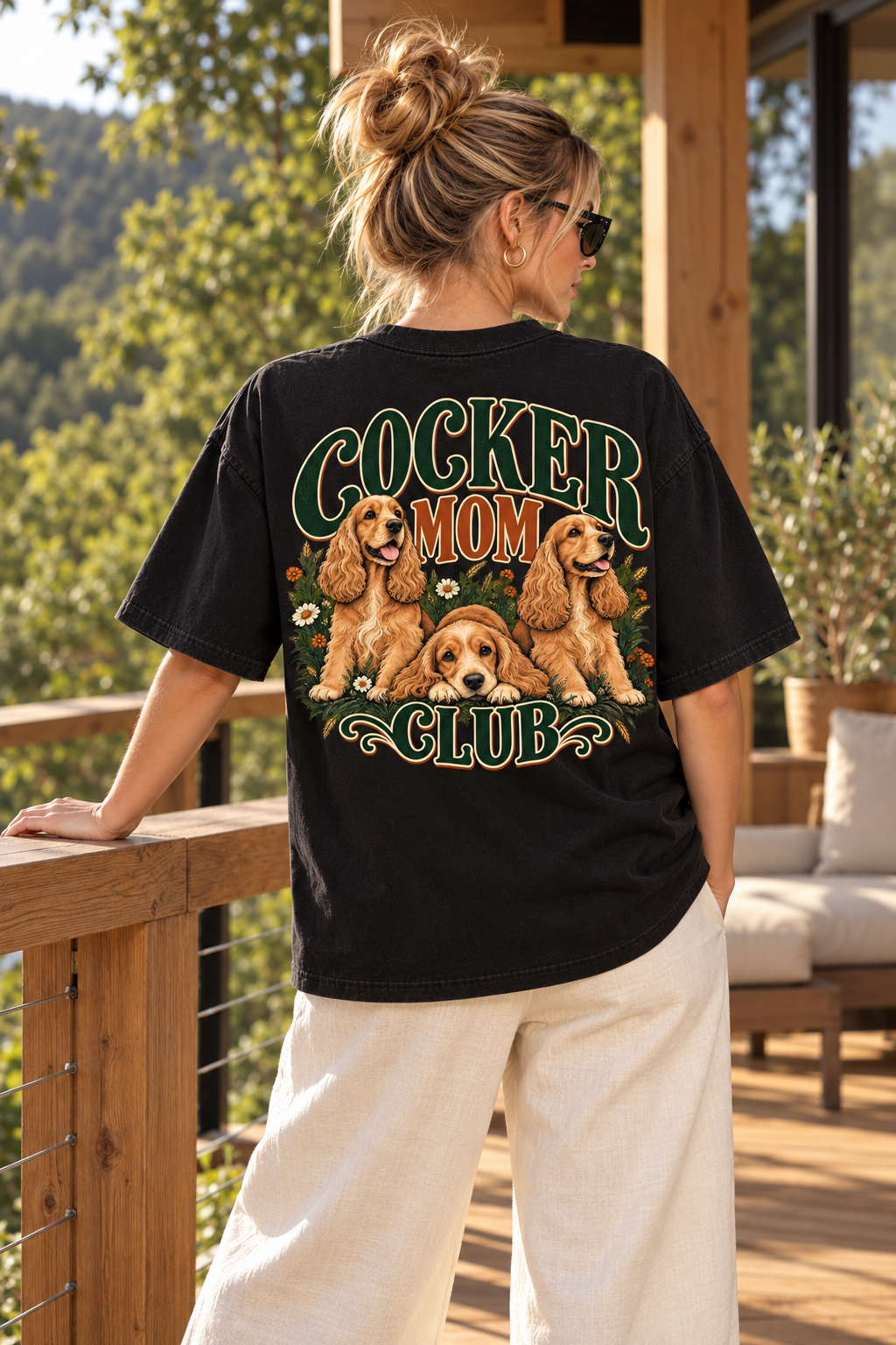 Cocker Mom Club - T-shirt — mockup lifestyle, vue de dos