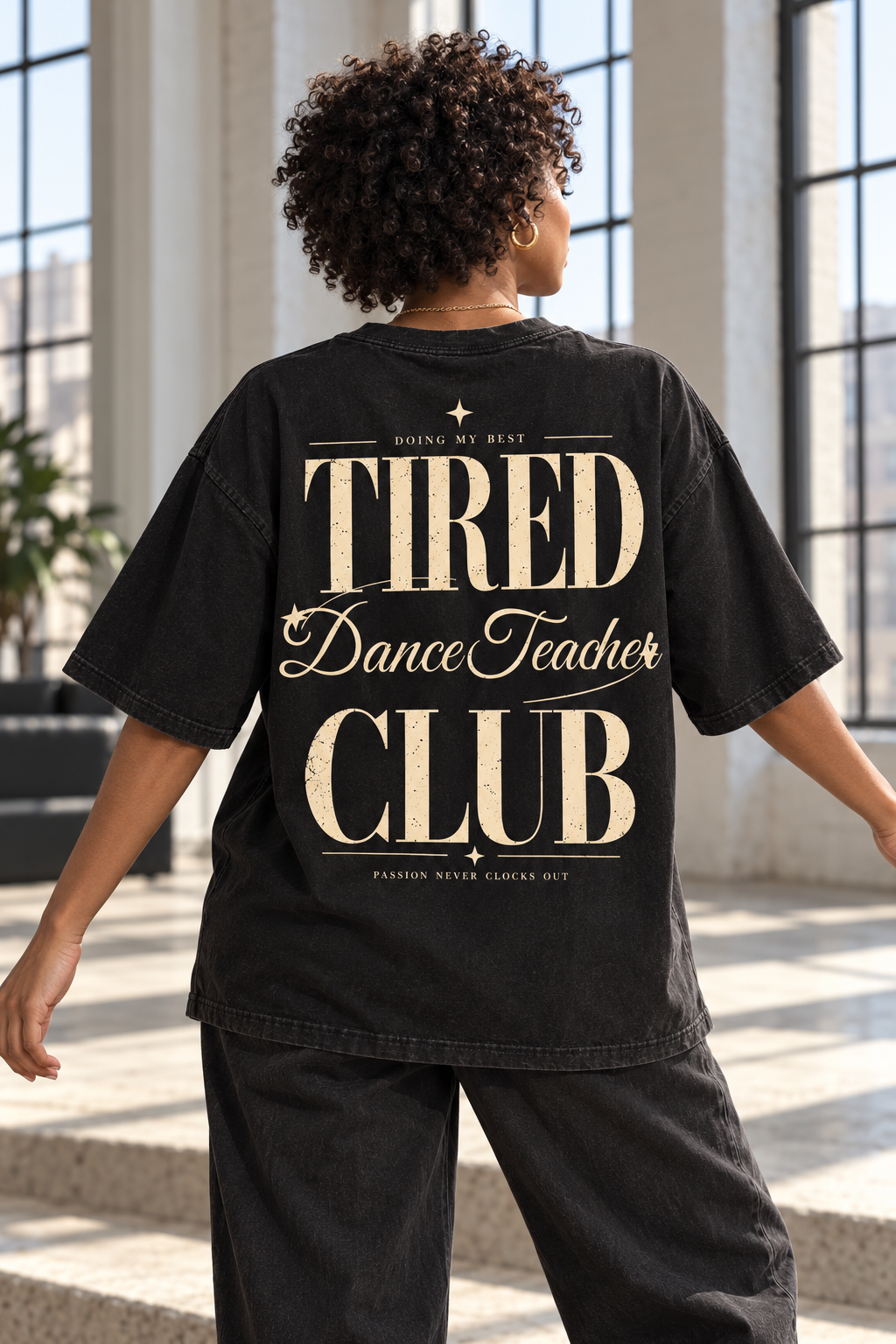 Tired Dance Teacher Club — T-shirt porté de dos