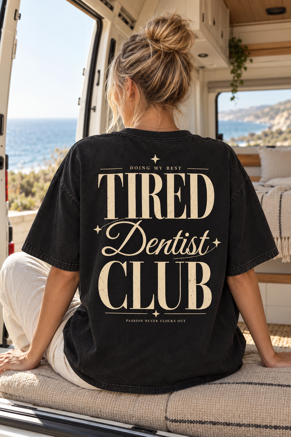 Tired Dentist Club — T-shirt porté de dos