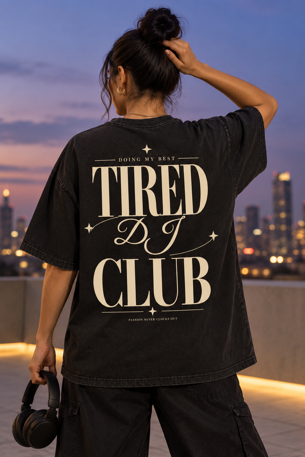 Tired DJ Club — T-shirt porté de dos