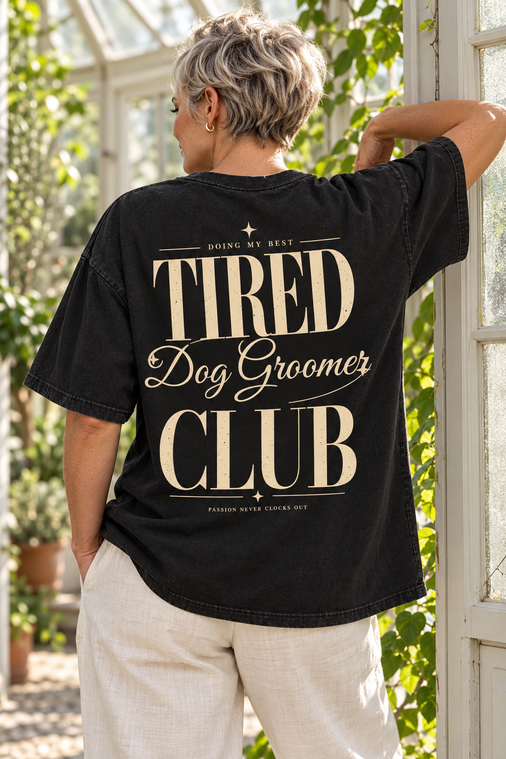 Tired Dog Groomer Club — T-shirt porté de dos