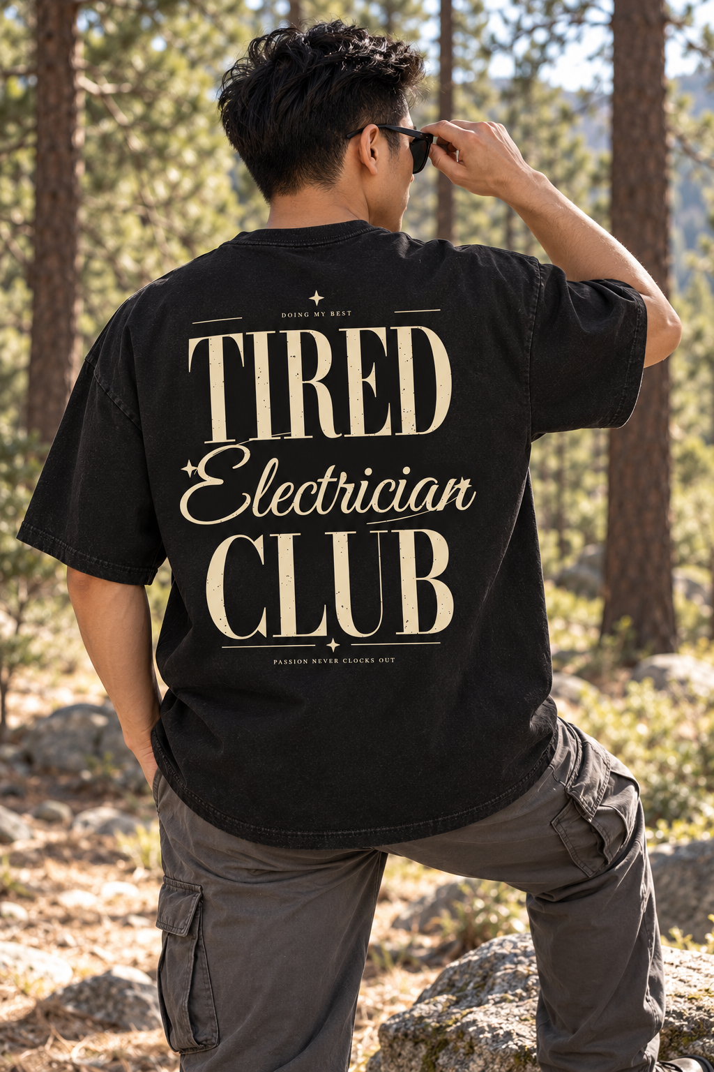 Tired Electrician Club — T-shirt porté de dos