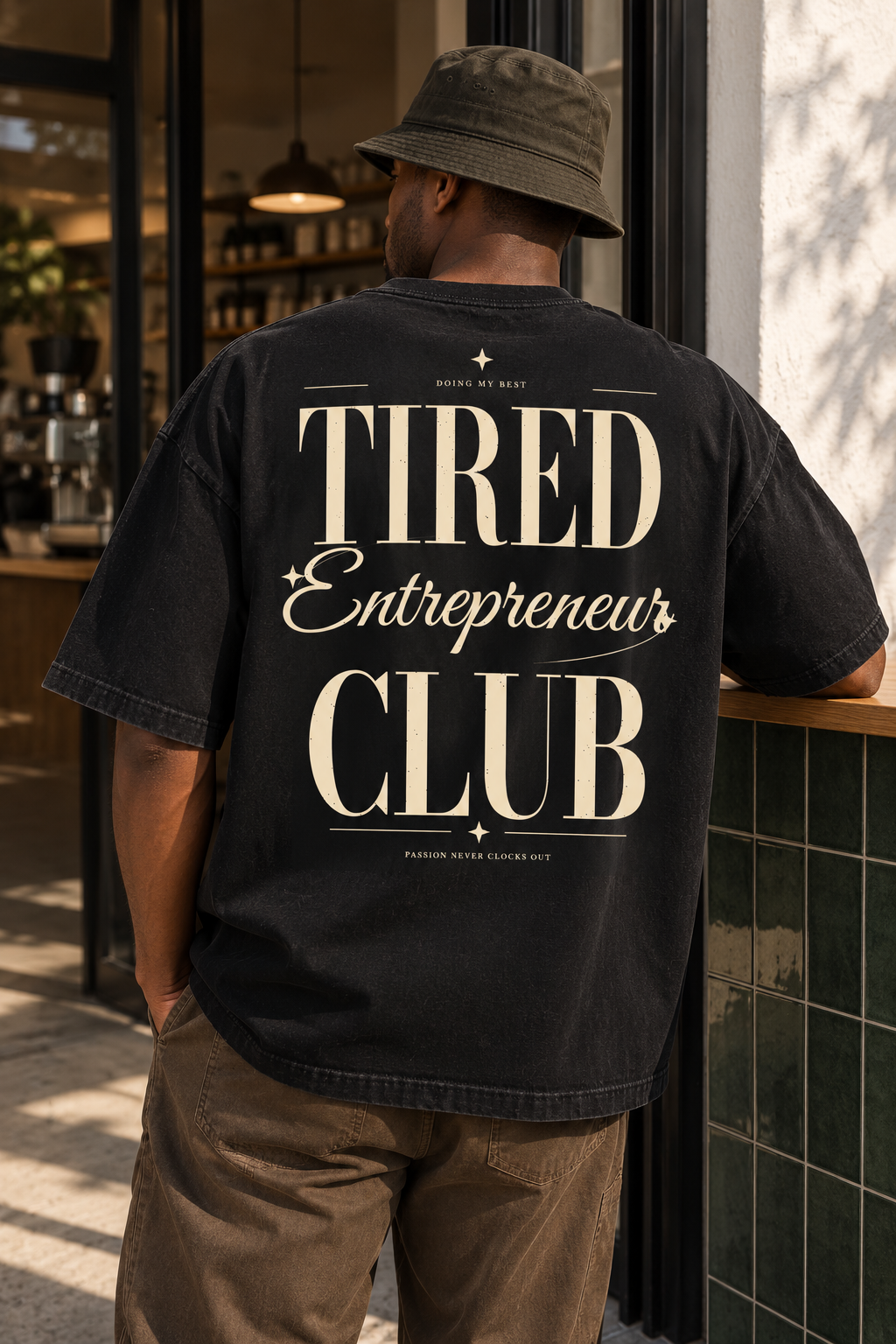 Tired Entrepreneur Club — T-shirt porté de dos