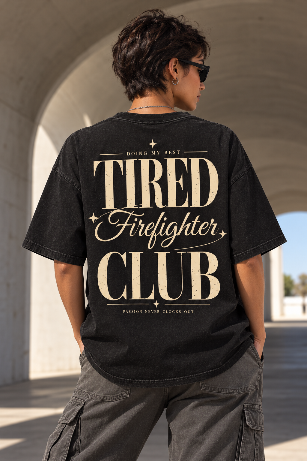 Tired Firefighter Club — T-shirt porté de dos