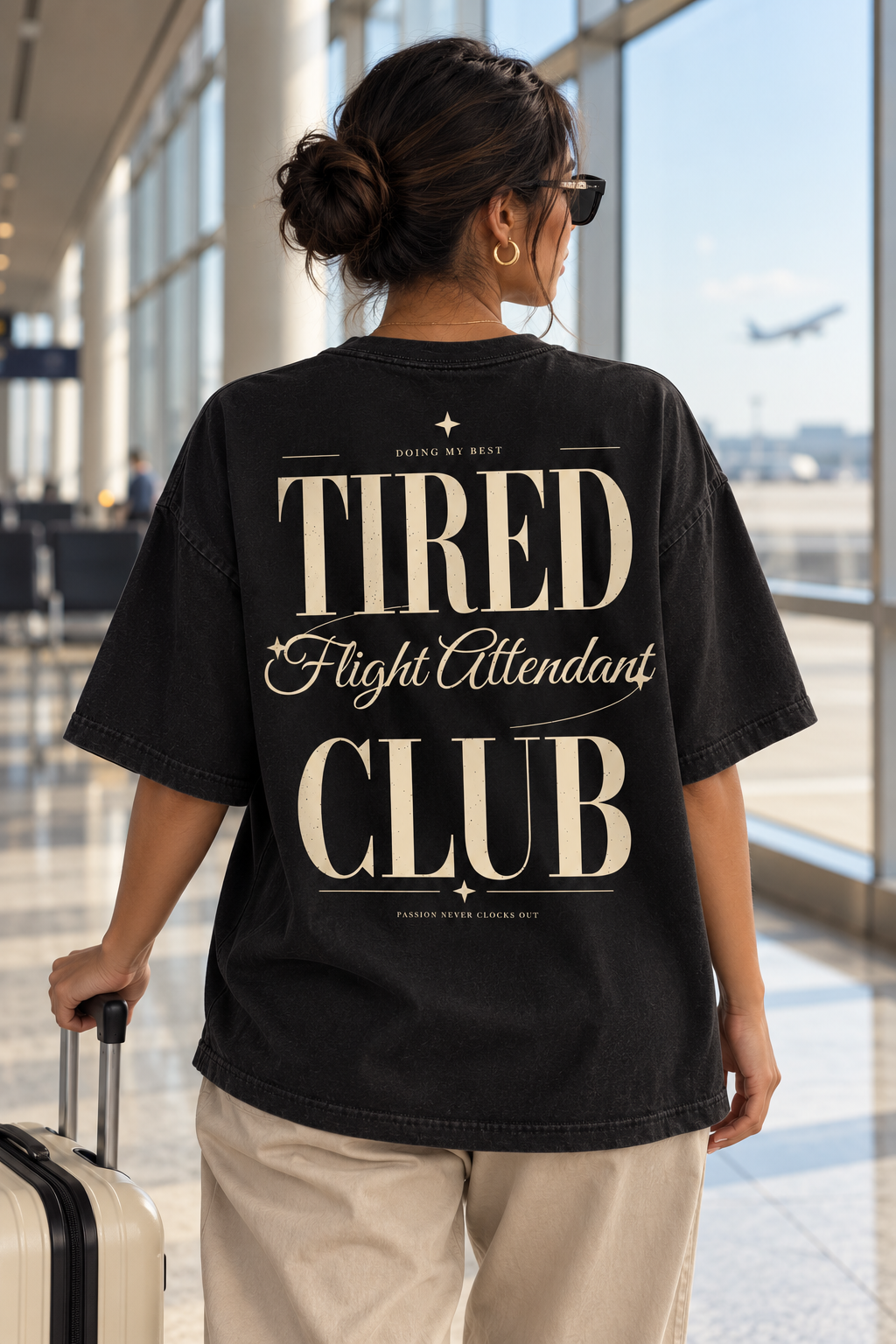 Tired Flight Attendant Club — T-shirt porté de dos