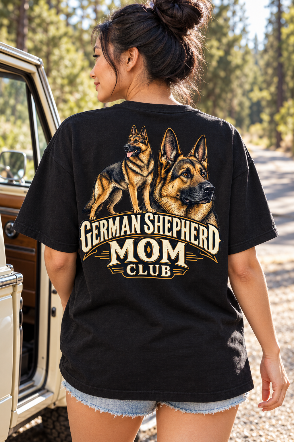 German Shepherd Mom Club — T-shirt porté de dos