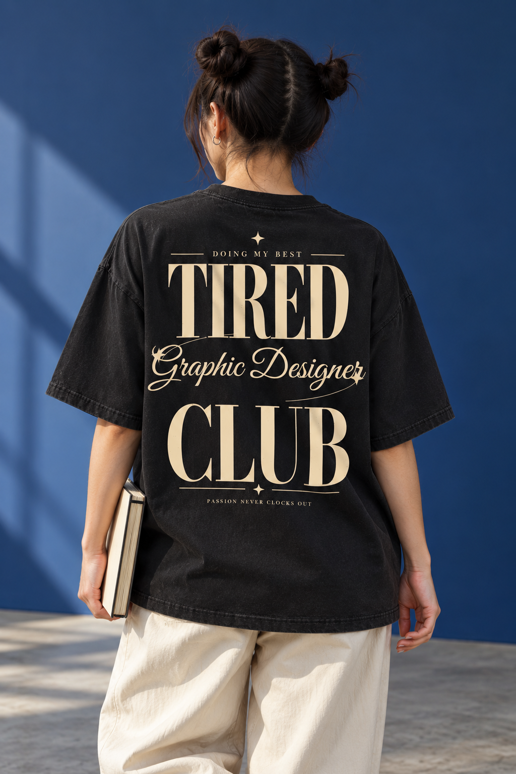 Tired Graphic Designer Club — T-shirt porté de dos
