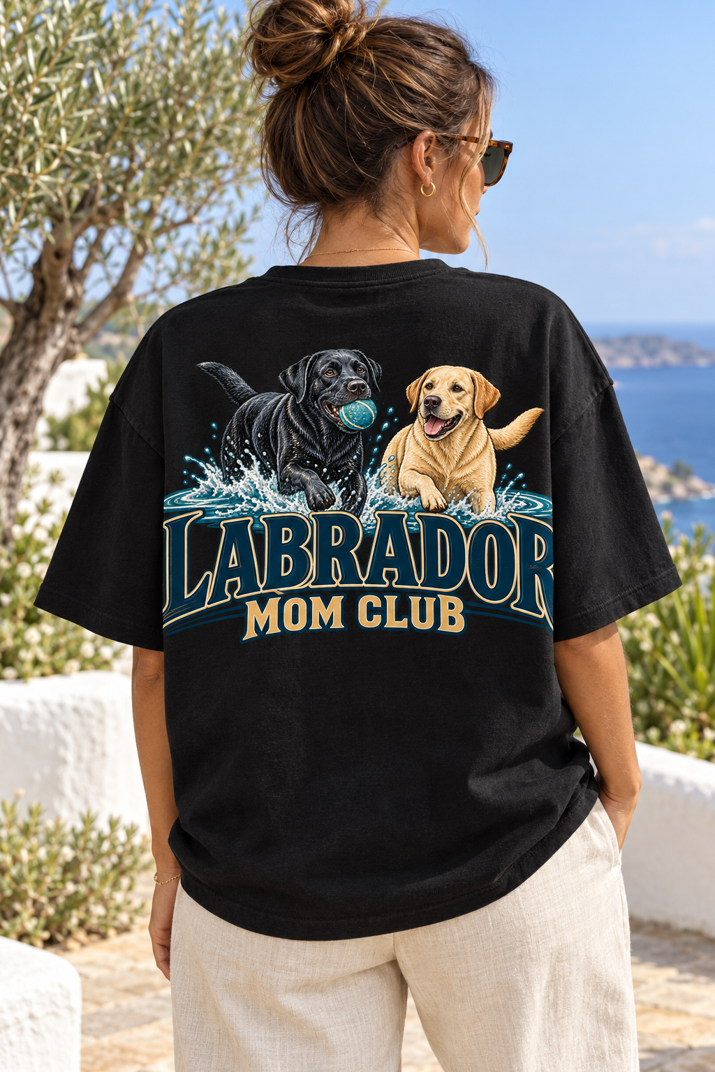 Labrador Mom Club — T-shirt noir porté de dos