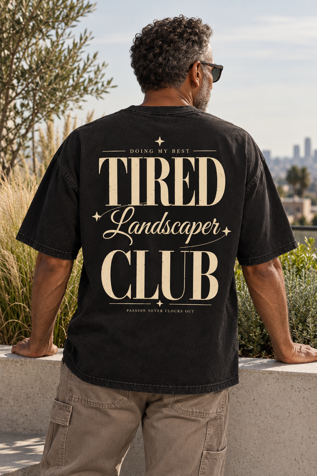 Tired Landscaper Club — T-shirt porté de dos