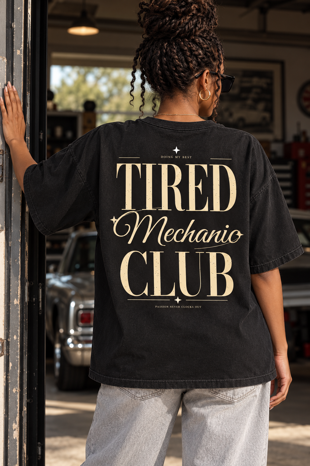 Tired Mechanic Club — T-shirt porté de dos