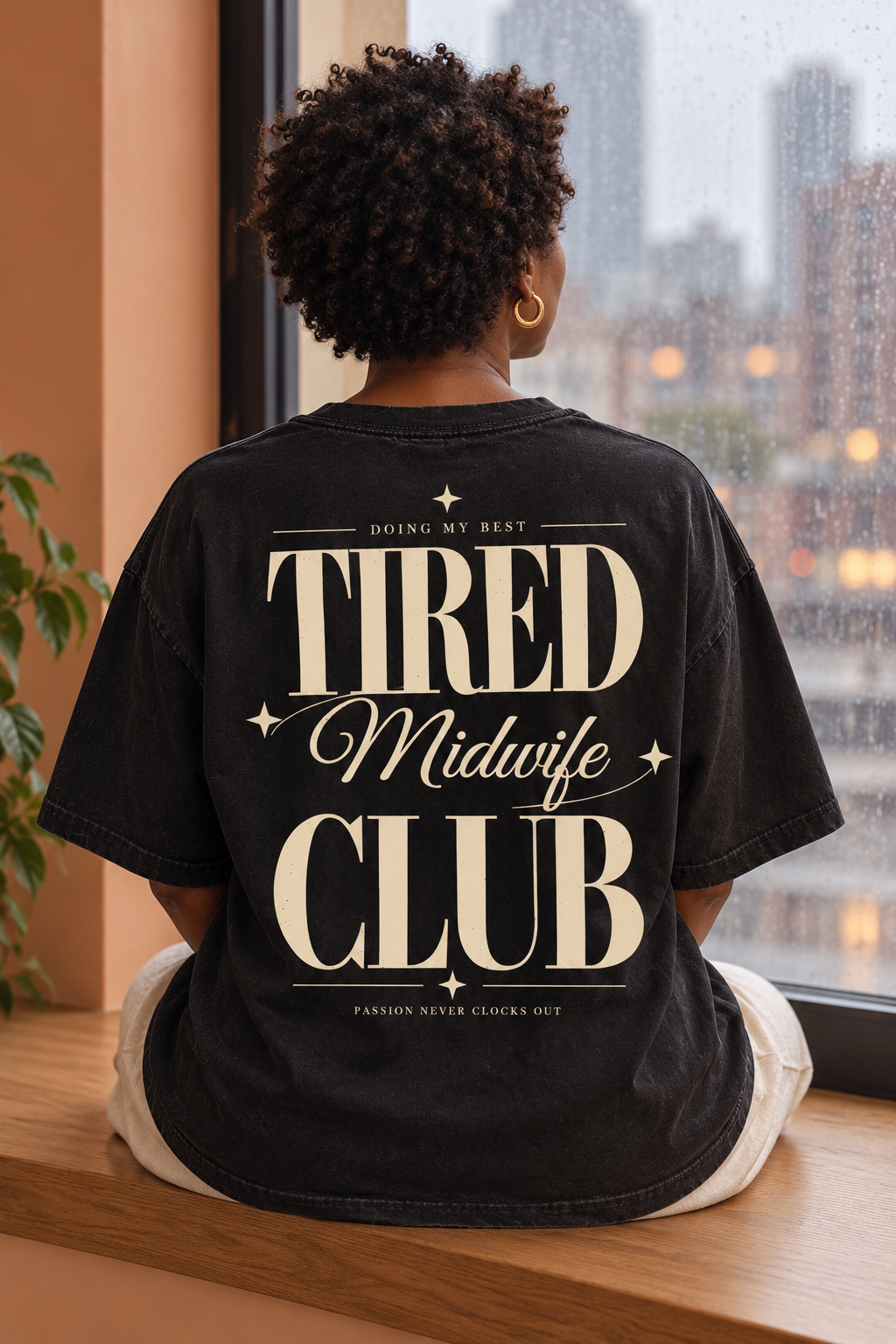 Tired Midwife Club — T-shirt porté de dos