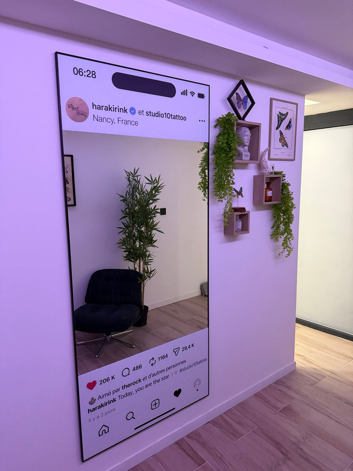 Miroir personnalisé Mood Club installé au Studio 10 : exemple de réalisation