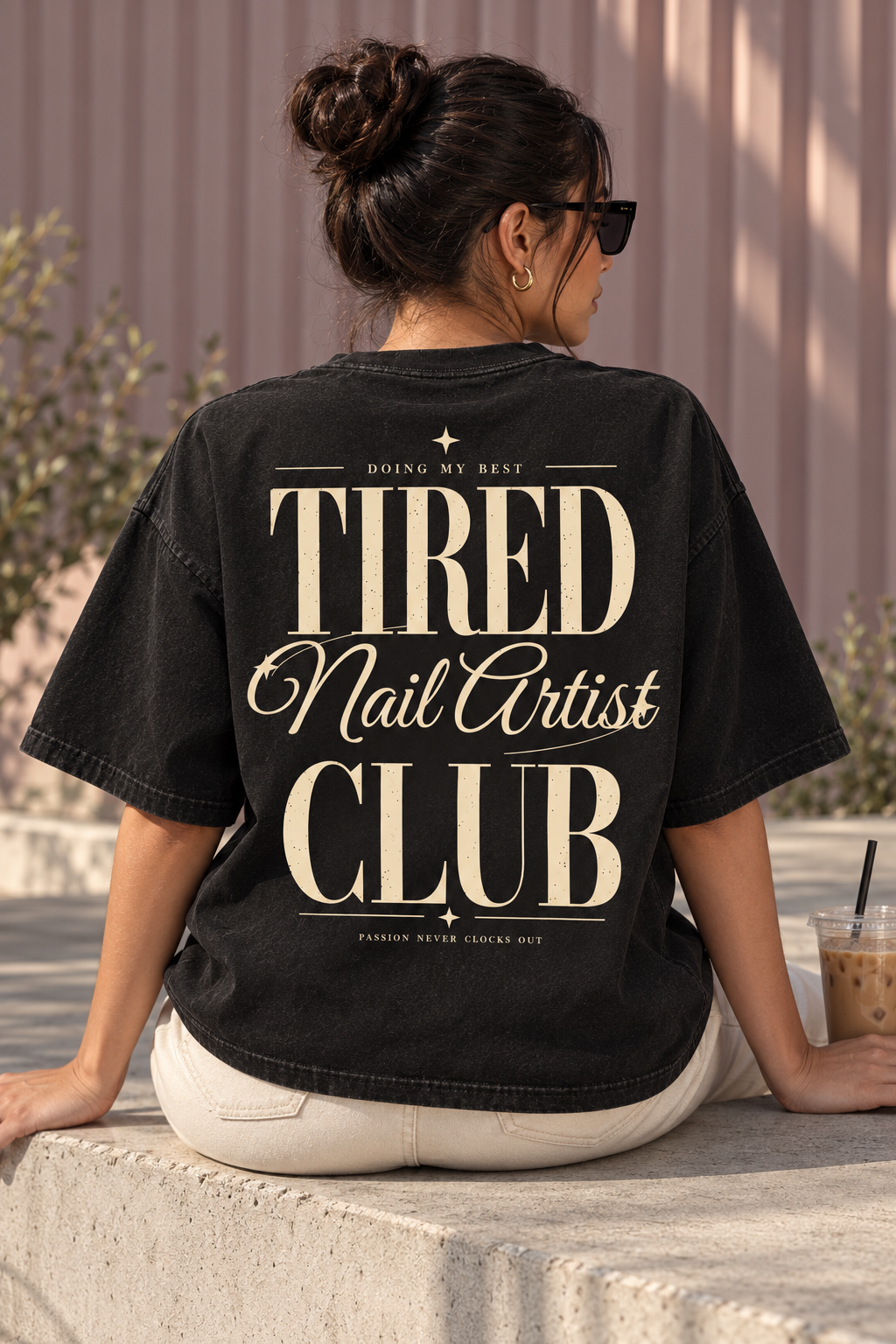 Tired Nail Artist Club — T-shirt porté de dos
