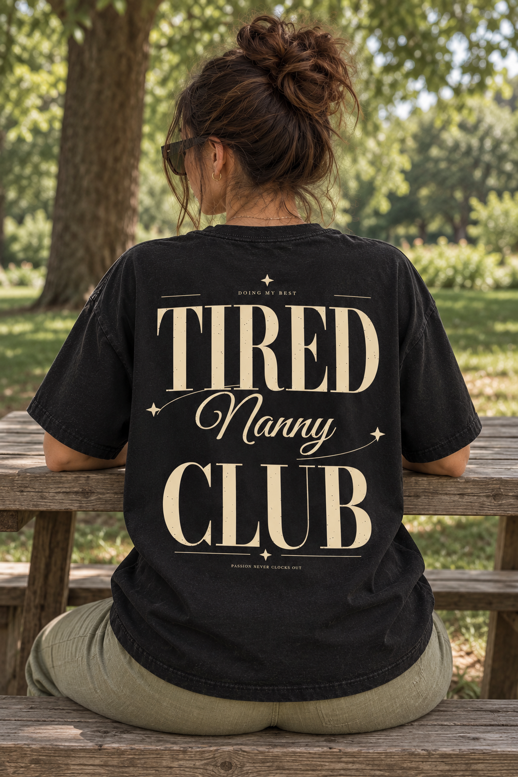 Tired Nanny Club — T-shirt porté de dos