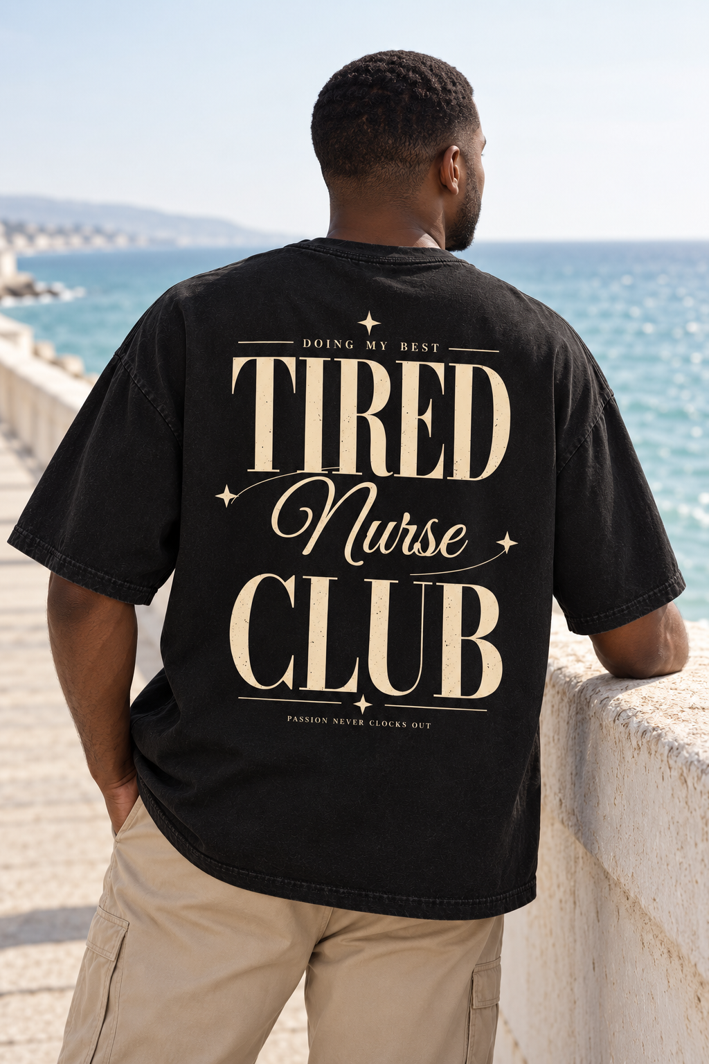Tired Nurse Club — T-shirt porté de dos