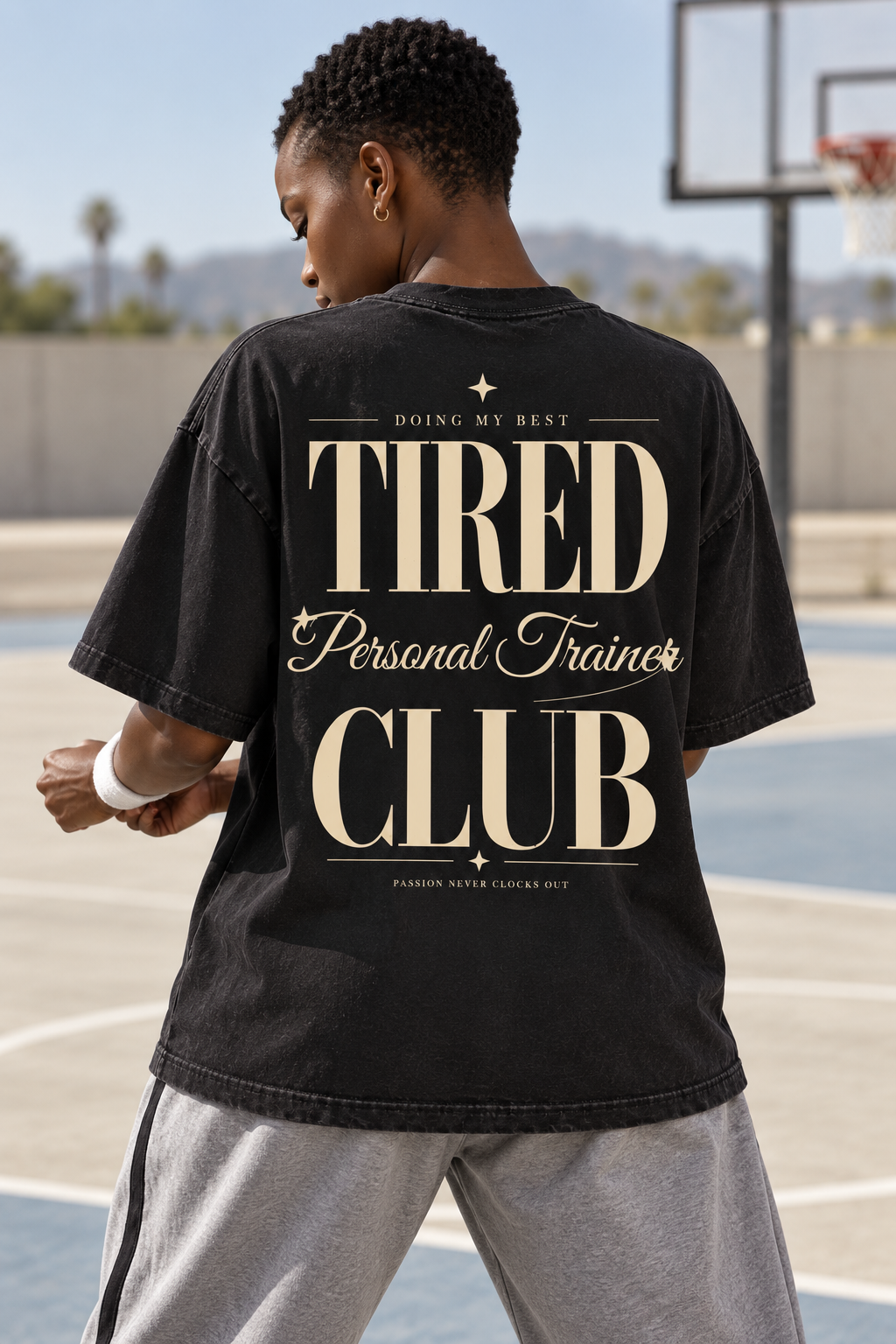 Tired Personal Trainer Club — T-shirt porté de dos