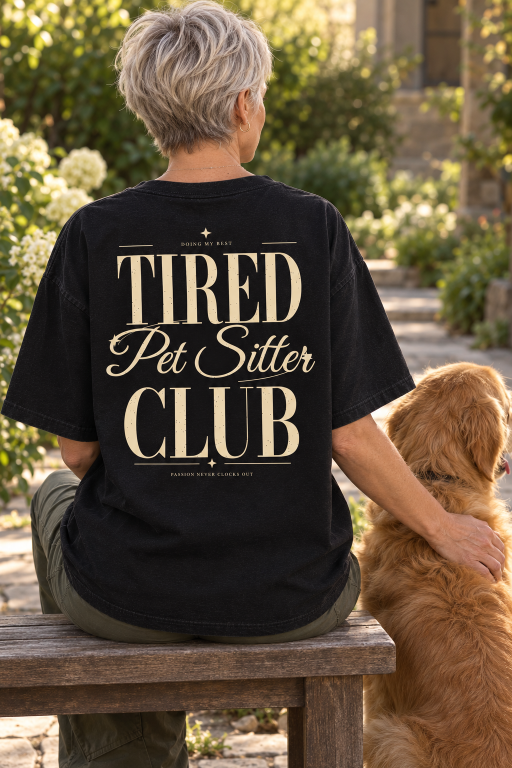 Tired Pet Sitter Club — T-shirt porté de dos