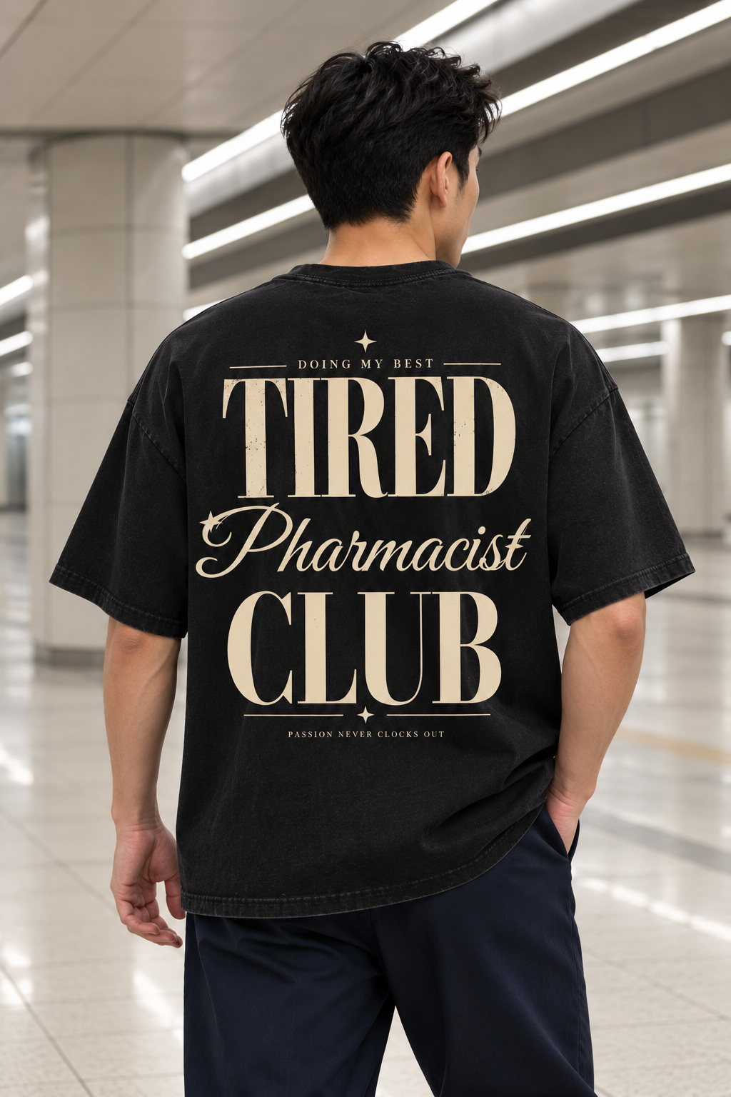 Tired Pharmacist Club — T-shirt porté de dos