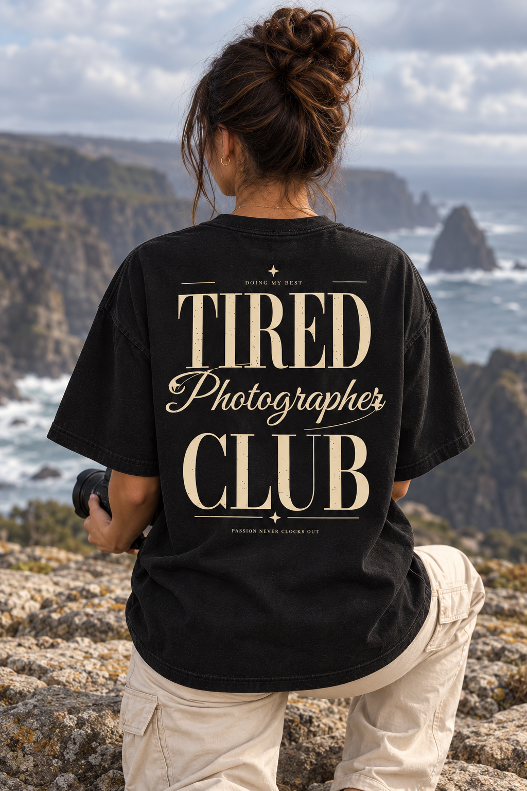 Tired Photographer Club — T-shirt porté de dos