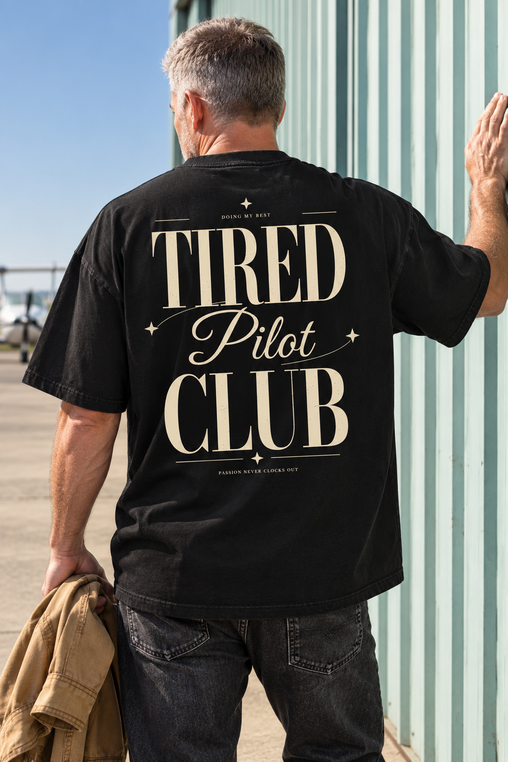 Tired Pilot Club — T-shirt porté de dos