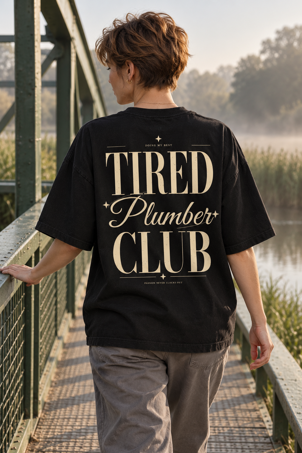 Tired Plumber Club — T-shirt porté de dos
