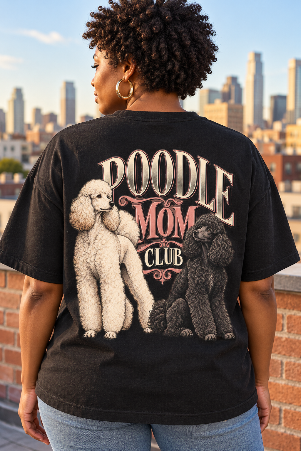 Poodle Mom Club — T-shirt porté de dos