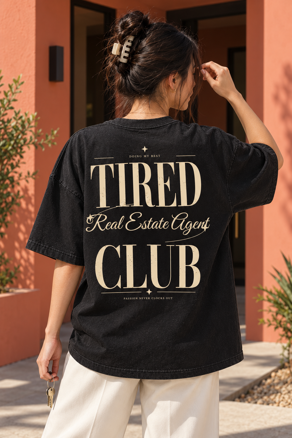Tired Real Estate Agent Club — T-shirt porté de dos