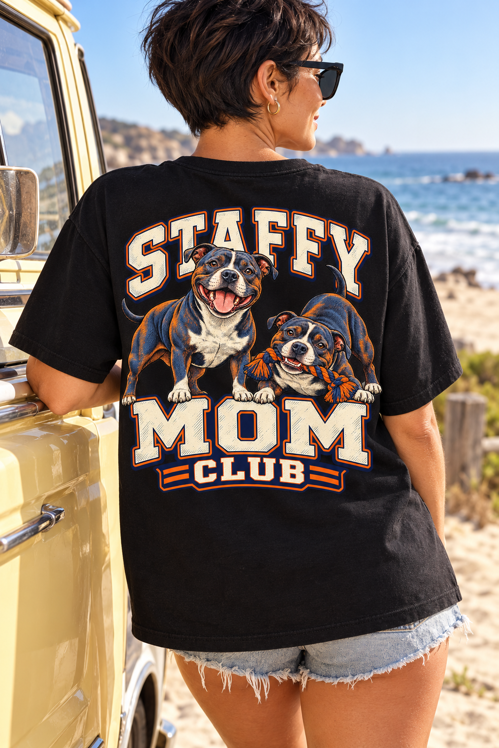 Staffy Mom Club — T-shirt porté de dos