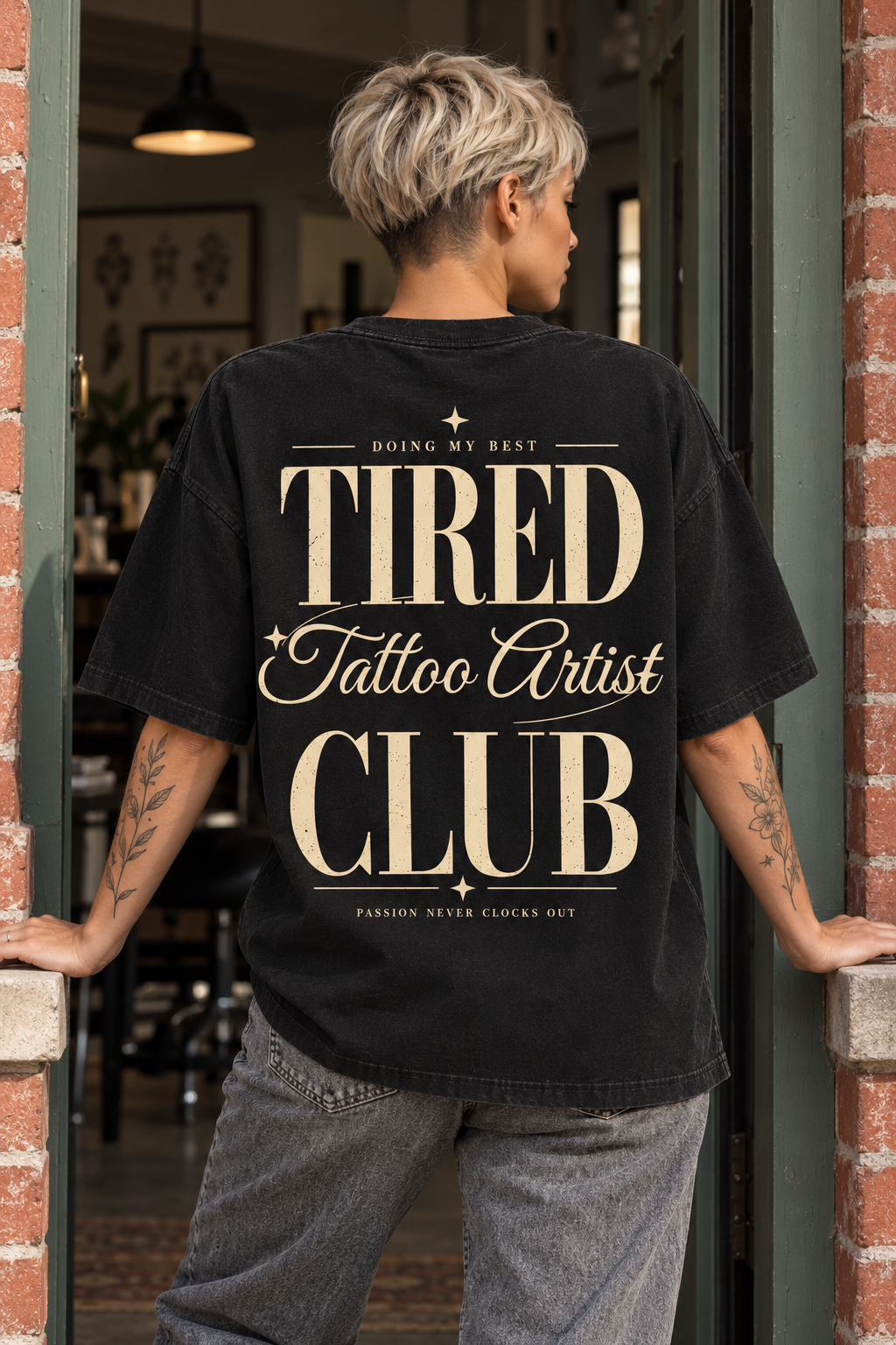 Tired Tattoo Artist Club — T-shirt porté de dos